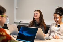 To elever som jobber foran PC.