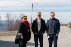 En smilende dame og to smilende menn