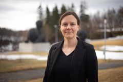 Portrett av voksen kvinne. Bildet er tatt ute, det er overskyet og det er snø på bakken.