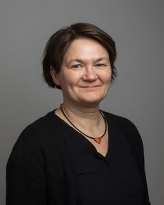 Portrettbilde av voksen kvinne med sort genser