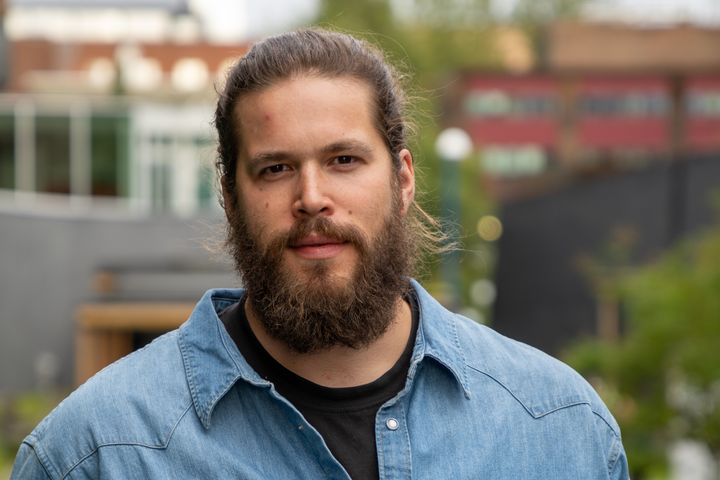 Kaster bort penger. UiT-forsker Troy Broderstad mener Norge kaster bort penger på tiltak  som er gjort for å få folk til å bo i Nord-Norgre. Sverige bruker ikke penger, men trendene er identiske.