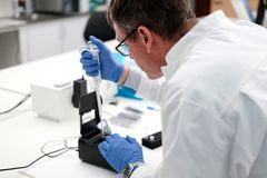 Mann jobber i laboratorium