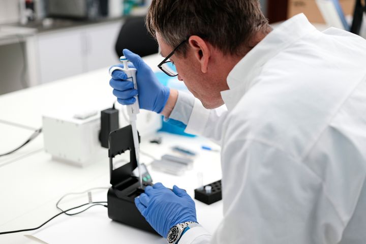 Mann jobber i laboratorium