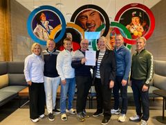 Rektor Hanne Solheim Hansen ved Nord universitet, omkranset av Olympiatoppen og idretten.