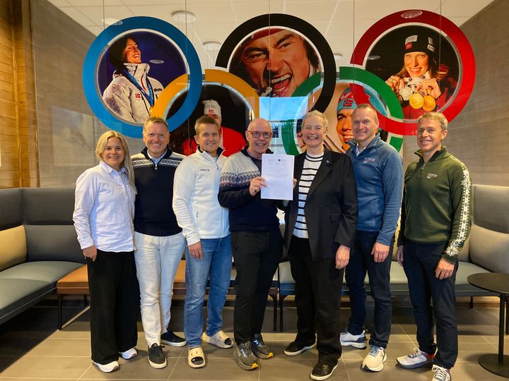 Rektor Hanne Solheim Hansen ved Nord universitet, omkranset av Olympiatoppen og idretten.