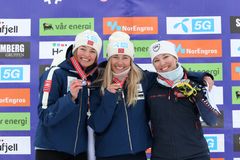 Bilde 2: Thea Louise Stjernesund, Kajsa Vickhoff Lie og Alexandra Gleditsch Melgaard. Foto: Claes-Tommy Herland/Norges Skiforbund