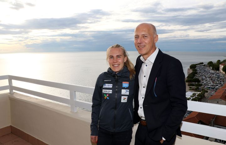 Ida Marie Hagen og renndirektør for kombinert i FIS, Lasse Ottesen i Portoroz. Foto: Claes-Tommy Herland/Norges Skiforbund