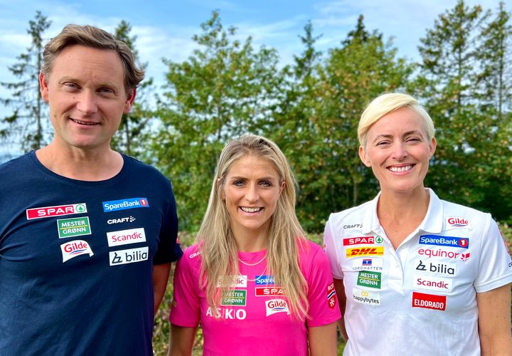 Therese Johaug gjør comeback. Her sammen med trener kvinner elite, Sjur Ole Svarstad, og daglig leder NSF langrenn, Cathrine Instebø.