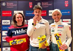 Julie Undlien Wisth, marketingdirektør i Orkla Confectionery & Snacks Norge og Cathrine Instebø, daglig leder i NSF langrenn sammen med Harald Østberg Amundsen som hiver innpå sin store favoritt "Smash".