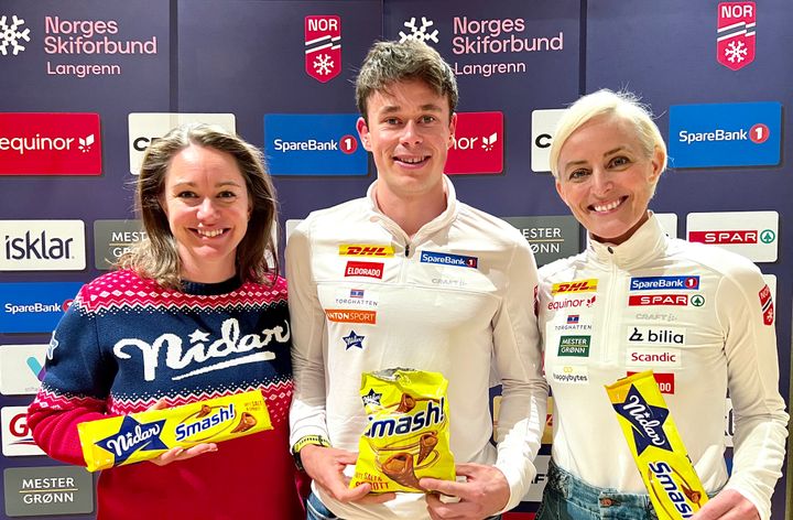 Julie Undlien Wisth, marketingdirektør i Orkla Confectionery & Snacks Norge, sammen med Smash-elsker Harald Østberg Amundsen og daglig leder i NSF langrenn, Cathrine Instebø.