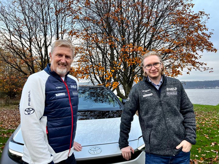 Piotr Pawlak, administrerende direktør i Toyota Norge (t.h.) og Jan-Erik Aalbu, sportssjef hopp, gleder seg over forlenget avtale.