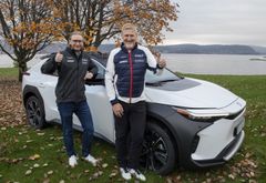 Piotr Pawlak, administrerende direktør i Toyota Norge, og sportssjef Jan-Erik Aalbu gleder seg til en ny hoppsesong.