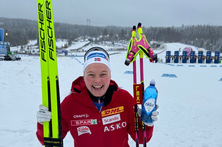 Julie Myhre i velkjent stil med Isklar-flaske.