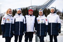 Smiler over forlenget samarbeid: Andrea Bell Pedersen (partneransvarlig NSF langrenn), Caroline Graham (markedssjef i Craft Sportswear), Tom Henriksen (adm. direktør Craft Sportswear), Cathrine Instebø (daglig leder NSF langrenn) og Patrick O. Sydseter (sponsor og event manager i Craft Sportswear).