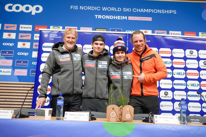 adidas og Hopplandslaget inngår langsiktig avtale. Hopperne Marius Lindvik og Anna Odine Strøm sammen med Robert Muecke HEAD OF GLOBAL SPORTSMARKETING ADIDAS OUTDOOR / WINTER SPORTS og sportssjef hopp, Jan-Erik Aalbu.