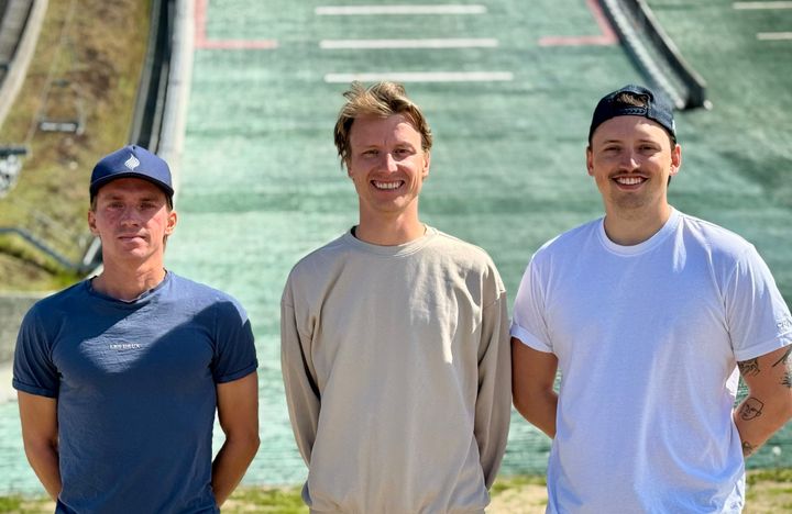 Anders Fannemel (f.v.), Rune Velta og Sigurd Søberg blir sentrale rundt hoppgutta i 2025/26-sesongen.
