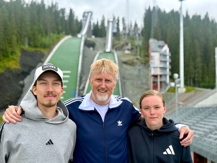 Sportssjef Jan-Erik Aalbu sammen med hopperne Johann Forfang og Eirin Kvandal.