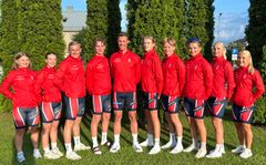 Den norske troppen klare for sesongstart i World Cup/junior-VM i rulleski. Mille Sophie Sveinhaug Aarnes (fra venstre), Linnea Cicilie Øyesvold, Hermann Skram Botterud, Mattis Hansen, Ragnar Bragvin Andresen, Bror Filip Korsæth, Henrik Svindseth, Jarle Weium Glomseth, Victoria Nitteberg og Emilie Ruud Lia.