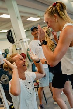 MINA HOLTMANN - blir gratulert Thea Stjernesund.