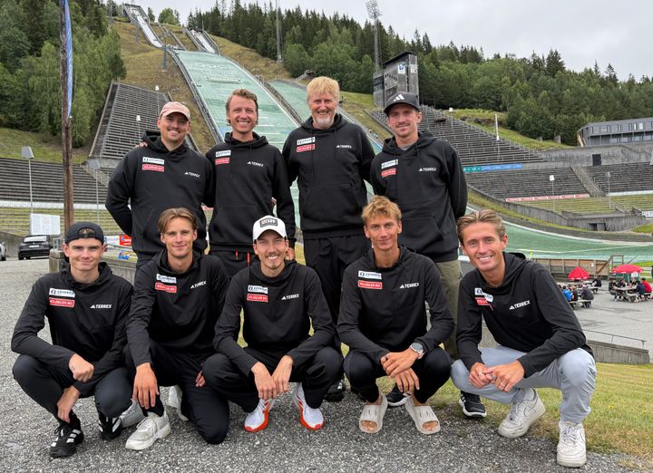 Bak fra venstre (støtteapparat): Sigurd Søberg, Rune Velta, Jan-Erik Aalbu og Anders Fannemel. Foran fra venstre: Marius Lindvik, Fredrik Villumstad, Johann Forfang, Benjamin Østvold og Kristoffer Eriksen Sundal.