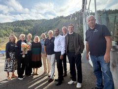 Fra venstre: Hilde Vollmerhaus (AP), Mette Jahr (stiftelsen Vikersund Hoppsenter), Sunni Grøndahl Aamodt (ordfører i Modum kommune), Solveig Vestenfor (AP), Øyvind Trulsrud (AP), Dag Drolsum (Infra Group Arena, Vikersund), Masud Gharahkhani (Stortingspresident, AP), Ståle Versland (AP), Even Røed (AP) og Bjørn Espen Hovde (Stiftelsen Vikersund Hoppsenter).