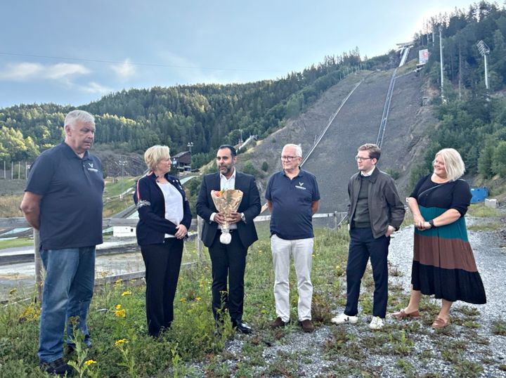 Fra venstre: Bjørn Espen Hovde (Stiftelsen Vikersund Hoppsenter), Mette Jahr (Stiftelsen Vikersund Hoppsenter), Masud Gharahkhani (Stortingspresident, AP), Dag Drolsum (Infra Group Arena Vikersund), Even Røed (AP) og Solveig Vestenfor (AP).