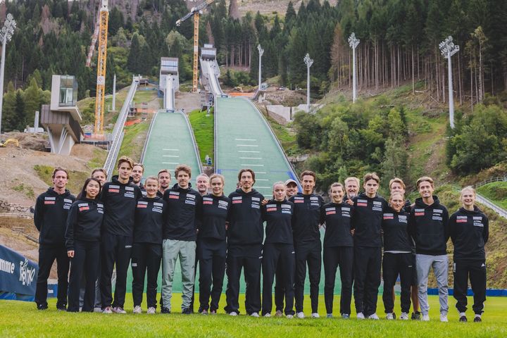Hopplandslaget 2025/26 avbildet under OL-samlingen i Val di Fiemme.