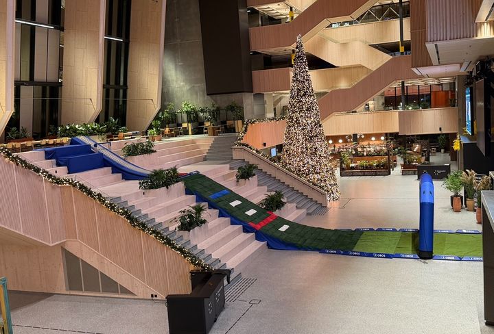 Innendørs hoppbakke er bygget inne i Construction City.