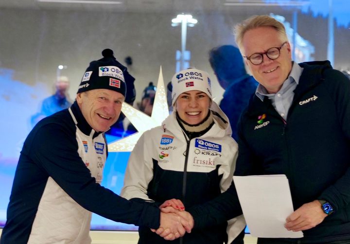 Fortsetter samarbeidet: Aker BP og Kombinertlandslaget. Fra venstre: Sportssjef Ivar Stuan, utøver Ida Marie Hagen og komm.direktør i Aker BP, Tore Langballe.