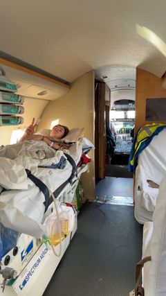 William Bostadløkken i flyet på vei hjem til Norge