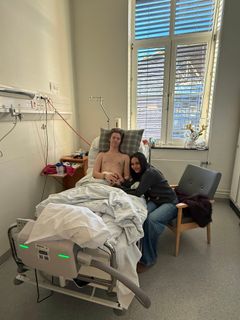 William Bostadløkken på Ullevål sykehus med hans kjæreste Valentina Jamne Grøthe.