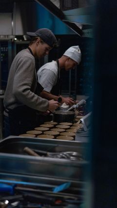 Birk Ruud og Sebastian Schjerve på kjøkkenet med Fjordland.