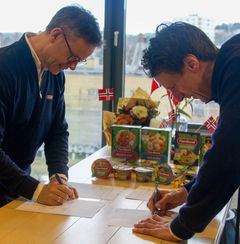 Thomas Stokstad (Kategori og Markedsdirektør Fjordland) og Ola Keul (Generalsekretær Norges Skiforbund) signerer avtalen.