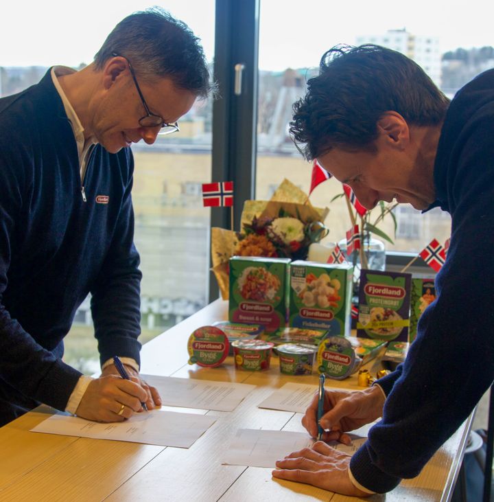 Thomas Stokstad (Kategori og Markedsdirektør Fjordland) og Ola Keul (Generalsekretær Norges Skiforbund) signerer avtalen.