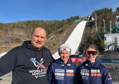 Vikersund deler ut pengepremier til vinneren av kvinnenes kvalifisering både fredag og søndag. Leif Arne Berget (leder organisasjonskomiteen) sammen med hopperne Gyda Westvold Hansen og Ingvild Midtskogen.