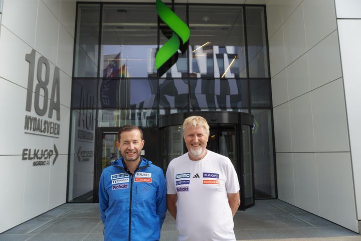 Morten Syversen, kommersiell direktør i Elkjøp, sammen med hoppsjef Jan-Erik Aalbu.