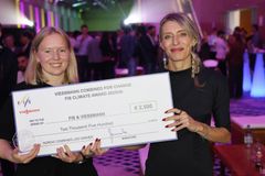 Marita Hakestad Andresen, rådgiver arrangement og bærekraft i NSF, mottok prisen på vegne av World Cup Trondheim i Genève tirsdag kveld. Til høyre bærekraftsirektør i FIS, Susanna Sieff.