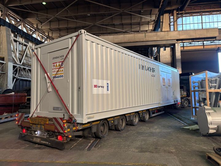 En av en serie gassdrevne kraftvarmeenheter står på et transportkjøretøy i Ukraina før installasjon i desember 2024. Enhetene vil styrke Ukrainas energiberedskap.