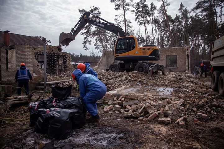 Fjerning av bygningsrester (Irpin, 24. mars 2023)