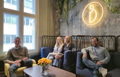 tildeansatte sitter i sofaen hos bspoke