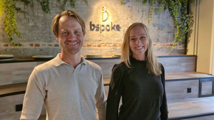 Henrik (bspoke) og Eli (tilde) står under en bspoke logo etter å ha signert avtalen.