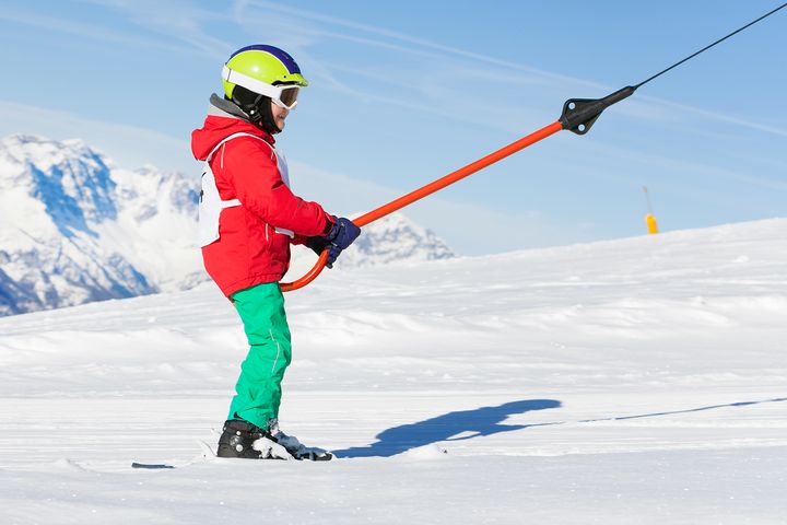 Barn i skitrekk med fjell i bakgrunnen.