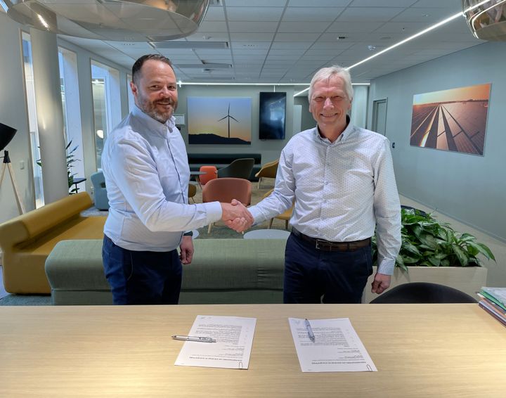 Administrerende direktør Knut Inderhaug i Hafslund Oslo Celsio og direktør Geir Teigstad i Oslo Sykehusservice  OUS signerer den nye intensjonsavtalen.