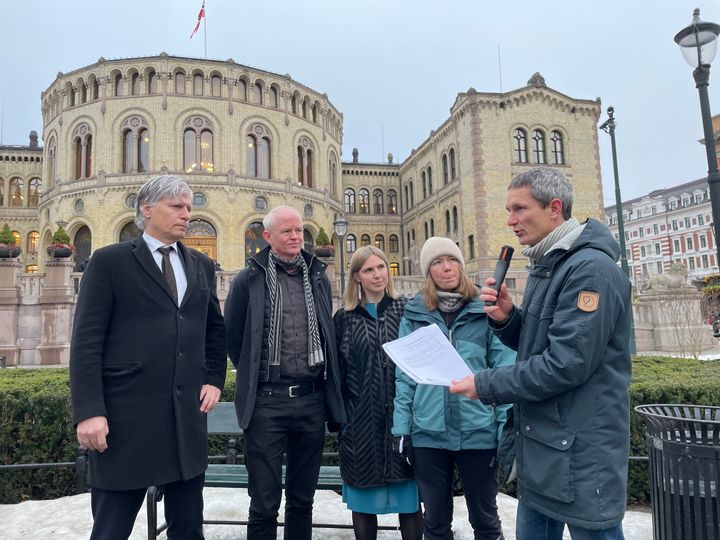 Naturvernforbundets leder Truls Gulowsen leverte underskriftene for vern av vassdrag til (fra venstre) Ola Elvestuen, Lars Haltbrekken, Sofie Marhaug og Une Bastholm