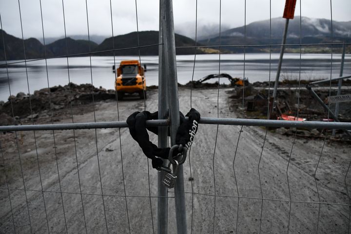 Bygging av Nordic Minings gruveanlegg ved Førdefjorden, hvor staten har gitt selskapet tillatelse til å dumpe opptil 170 millioner tonn gruveavfall.