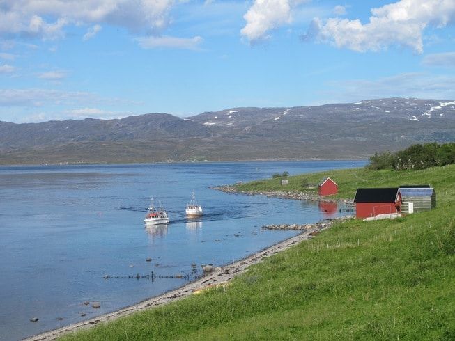 To sjarker pa vei ut Repparfjorden