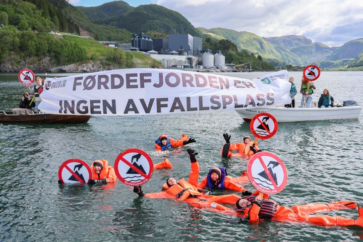 Miljøorganisasjonene krever midlertidig forbund mot dumping av gruveavfall i Førdefjorden inntil Fjordsøkemålet er ferdig behandlet. Bildet er fra en markering i mai 2025.