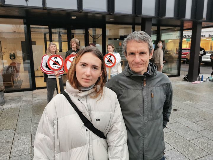 Sigrid Hoddevik Losnegård, leder i Natur og Ungdom, og Truls Gulowsen, leder i Naturvernforbundet, utenfor Sogn og Fjordane tingrett i Førde.