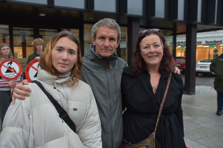 Sigrid Hoddevik Losnegård, leder i Natur og Ungdom, Truls Gulowsen, leder i Naturvernforbundet, og Anne-Line Thingnes Førsund fra Naturvernforbundet i Sogn og Fjordane.