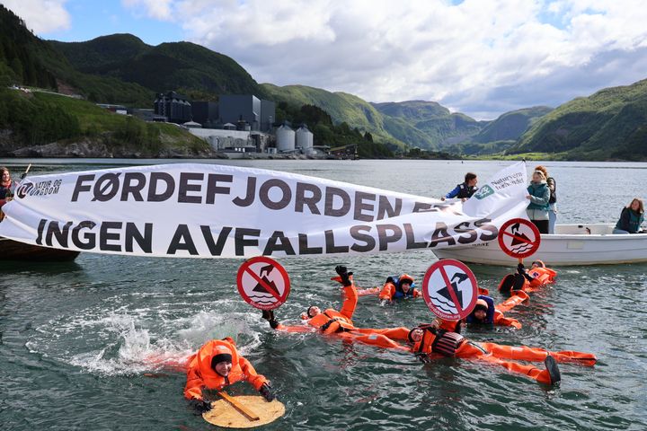 Onsdag 3. desember klokken 16.00 bestemmer Naturvernforbundets landsstyre om dommen i saken om forbud mot gruvedumping skal ankes til Gulating lagmannsrett. Bildet er fra markering i Førdefjorden utenfor Nordic Minings anlegg 22. mai i år.